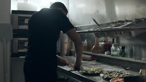 Pizzero-Cortando-Perejil-En-La-Cocina