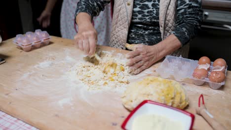 Mujer-De-Cultivo-Preparando-Masa-En-La-Mesa-De-La-Cocina