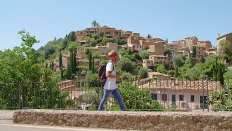 Viajero-Hipster-Caminando-Por-El-Casco-Antiguo