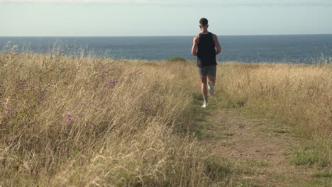Hombre-Corriendo-Por-El-Camino-A-La-Orilla-Del-Mar