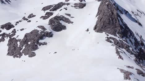 Anonyme-Reisende,-Die-Auf-Den-Schneebedeckten-Picos-De-Europa-Bergen-Spazieren