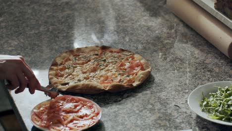 Preparar-Pizza-Vegetariana-En-La-Cocina-Del-Restaurante.