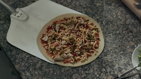 Rohe-Pizza-Auf-Der-Schaufel-Vor-Dem-Backen