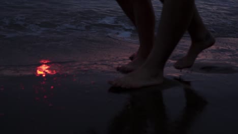 Romantisches-Paar,-Das-Bei-Sonnenuntergang-In-Den-Meereswellen-Spaziert