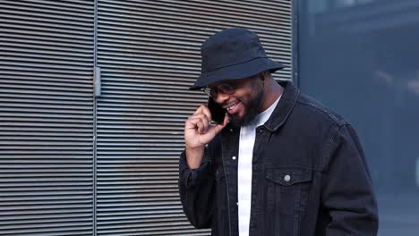 Hombre-Negro-Riendo-Hablando-Teléfono-Inteligente