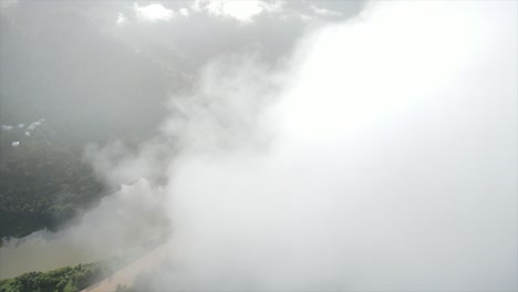 Nubes-Espesas-Sobre-El-Río-En-Un-Valle-Boscoso-Montañoso