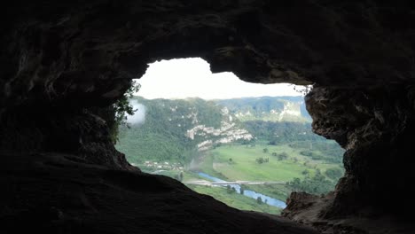 Blick-Von-Der-Felshöhle-Auf-Das-Grün-Bewaldete-Tal-Und-Den-Fluss