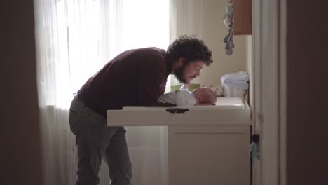 Vater-Interagiert-Mit-Neugeborenem-Baby-Zu-Hause