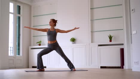 Flexible-Frau,-Die-Zu-Hause-Yoga-Auf-Der-Matte-Macht