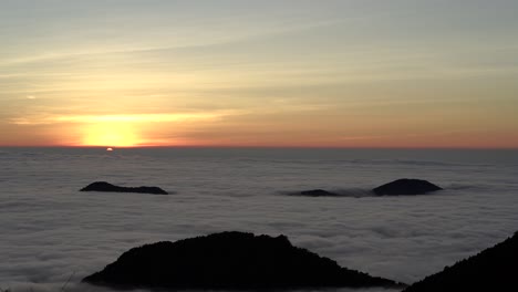 Atemberaubende-Aussicht-Auf-Den-Sonnenuntergang-über-Den-Wolken-In-Den-Bergen