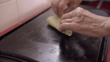 Mujer-De-Cultivo-Preparando-Tortilla-Con-Queso-En-Casa