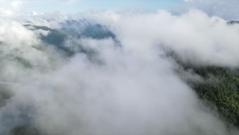 Dicke-Wolken-über-Dem-Fluss-In-Einem-Hügeligen,-Bewaldeten-Tal