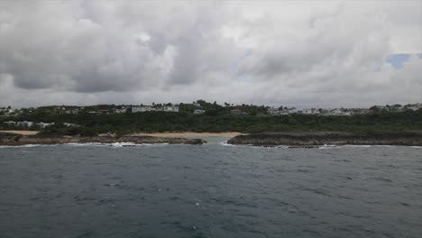 Bahía-Del-Océano-Atlántico-En-Un-Resort-Tropical-Bajo-Las-Nubes.