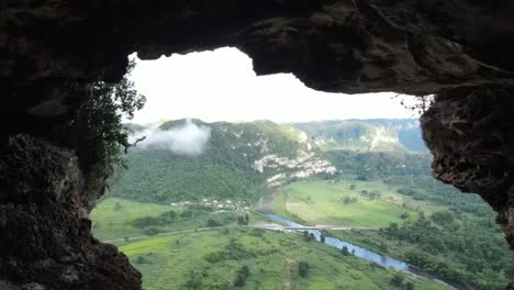 Vista-Desde-La-Cueva-Rocosa-En-El-Valle-Y-El-Río-Boscosos-Verdes
