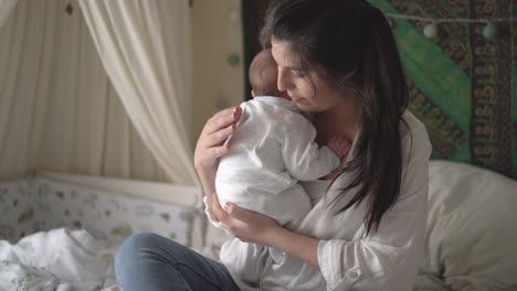 Madre-Abrazando-Al-Bebé-Recién-Nacido