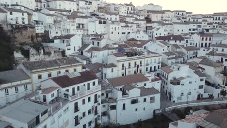Streets-of-old-town-with-white-houses
