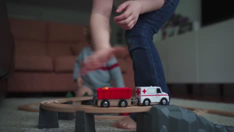 Kinder-Spielen-Gemeinsam-Mit-Einem-Spielzeugbahnspiel