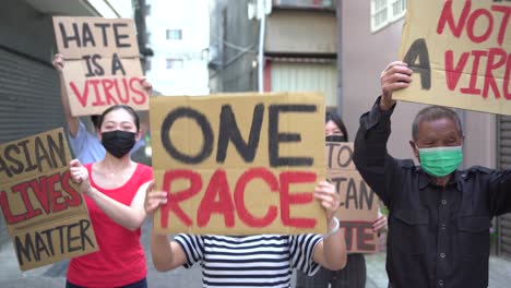 Asiatische-Demonstranten-Mit-Gesichtsmasken-Und-Plakaten-Auf-Der-Stadtstraße