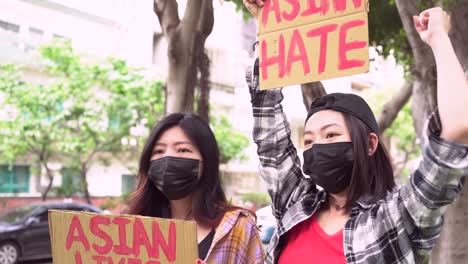 Mujeres-Asiáticas-Con-Carteles-Durante-La-Protesta-En-La-Ciudad.