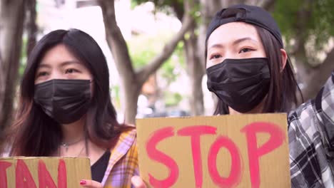 Asiatische-Frauen-Mit-Plakaten-Während-Des-Protests-In-Der-Stadt