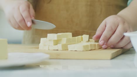Frau-Bereitet-Käse-Zum-Kochen-Von-Mahlzeiten-Zu