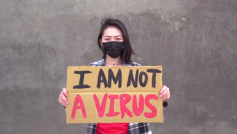 Asiatische-Frau-Mit-Plakat-Während-Protest-Gegen-Sexuelle-Belästigung