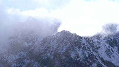 Cresta-De-Montaña-Rocosa-Cubierta-De-Nieve