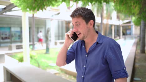 Hombre-Hablando-Por-Teléfono-Inteligente-En-El-Parque-De-La-Empresa