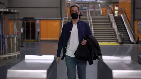 Hombre-Anónimo-Pasando-Por-El-Torniquete-Del-Metro