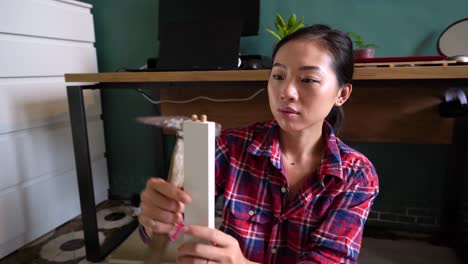 Asiatische-Frau,-Die-Zu-Hause-Möbel-Zusammenbaut