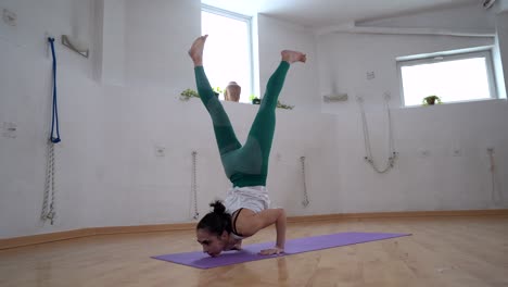 Flexible-Frau,-Die-Kinnstandhaltung-Auf-Einer-Yogamatte-Durchführt