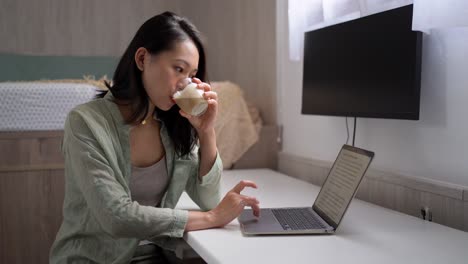 Asiatischer-Schriftsteller-Mit-Laptop-Und-Kaffee-Zu-Hause