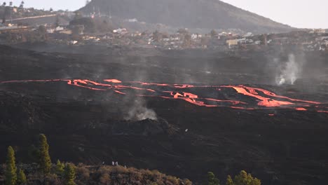 Pequeño-Asentamiento-En-Un-Valle-Montañoso-Con-Un-Volcán-En-Erupción.
