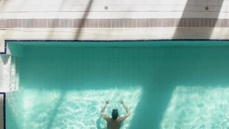 Frau-Schwimmt-Im-Pool