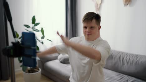 Junger-Mann-Mit-Down-Syndrom-Tanzt-Zu-Hause-Vor-Der-Mobilen-Kamera