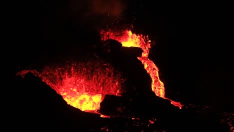 Der-Vulkan-Fagradalsfjall-Bricht-In-Island-Aus