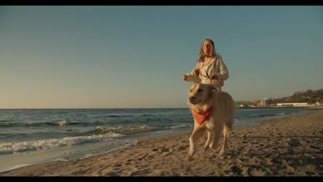 Nahaufnahme-Eines-Fröhlichen-Morgenlaufs-Mit-Ihrem-Hund.-Blondes-Mädchen-Läuft-Morgens-Mit-Ihrem-Hund-An-Einem-Sonnigen-Strand