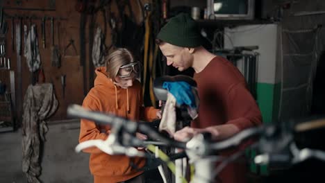 Meister-Und-Lehrling:-Reparatur-Eines-Fahrradrades-In-Der-Garage