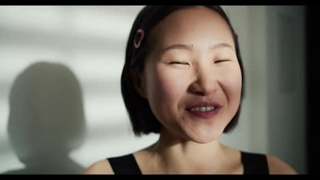 Mujer-Asiática-Mirando-La-Cámara-Haciendo-Una-Videollamada-En-Línea-Hablando,-Hablando-Con-Cara-Sonriente-Comunicarse-Con-Un-Amigo,-Posando