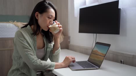 Asiatischer-Schriftsteller-Mit-Laptop-Und-Kaffee-Zu-Hause