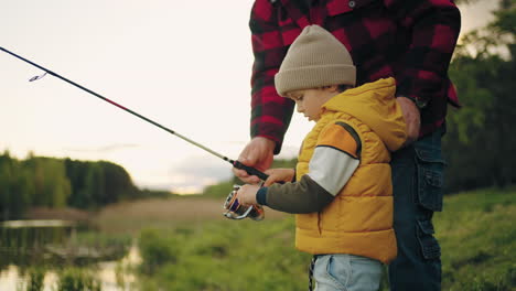 Un-Niño-De-Cuatro-Años-Está-Aprendiendo-A-Pescar.-El-Abuelo-Está-Enseñando-A-Su-Nieto-Y-Ayudando.