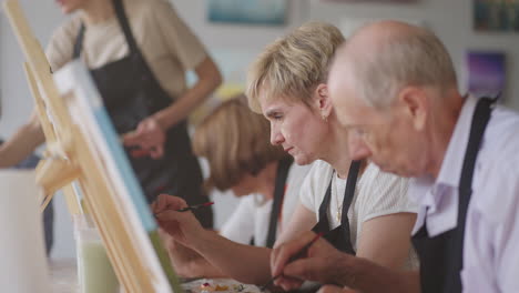 Senior-men-and-women-learn-to-paint