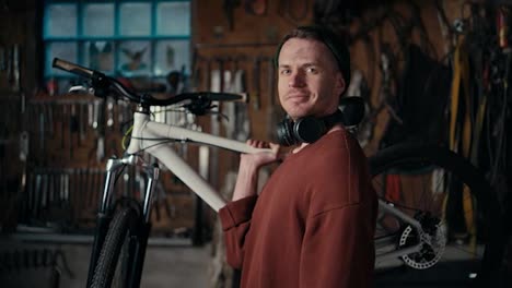 Fachmännische-Fahrradreparatur-Und--wartung-Mit-Einem-Lächeln:-Lernen-Sie-Unseren-Leidenschaftlichen-Und-Professionellen-Fahrradmechaniker-Kennen