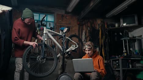 Vater-Sohn-Fahrradreparatur:-Aufbau-Von-Bindungen-Und-Fähigkeiten-Durch-Praktisches-Lernen-Und-Multitasking