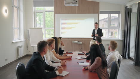 Experte-Für-Marketing-Und-SEO-Technologie-Spricht-Für-Treffen-Und-Konferenzen-Von-Geschäftsleuten