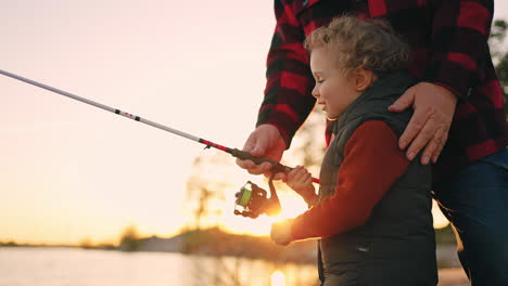 Un-Niño-Feliz-Está-Pescando-Y-Riendo-Descansando-Con-Su-Padre-O-Su-Abuelo-En-La-Naturaleza-En-Verano