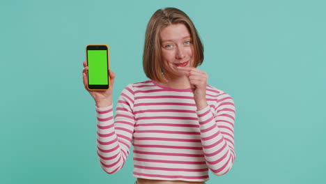 Entwicklerfrau-Hält-Smartphone-Mit-Greenscreen-Chroma-Key-Attrappe-Und-Empfiehlt-Eine-Gute-Anwendung