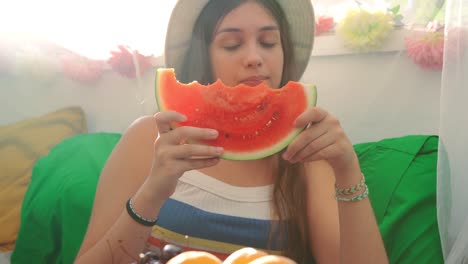 Junge-Frau-Isst-Frische-Wassermelone-Im-Hinterhofzelt