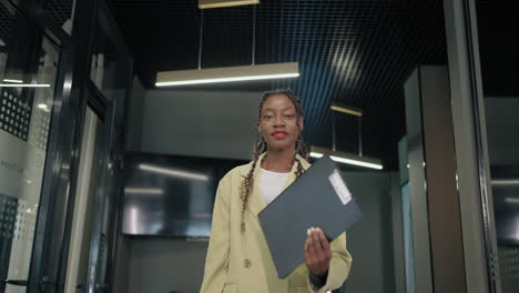 Attraktive-Schwarze-Büroangestellte-Porträt-In-Einem-Modernen-Gebäude-Selbstbewusste-Afrikanische-Dame