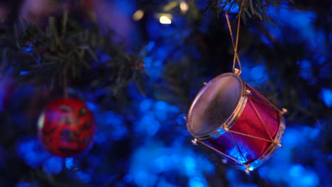 Christmas-tree-decorated-with-drum-shaped-toy-and-garland